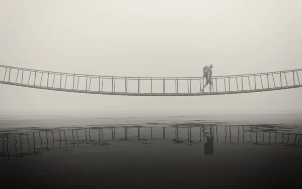 Человек на старом мосту — стоковое фото