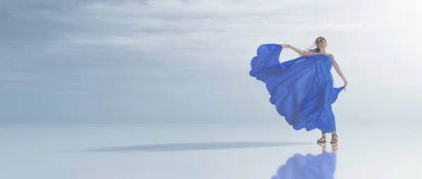 Mujer joven en vestido azul en la orilla del mar tropical — Foto de Stock