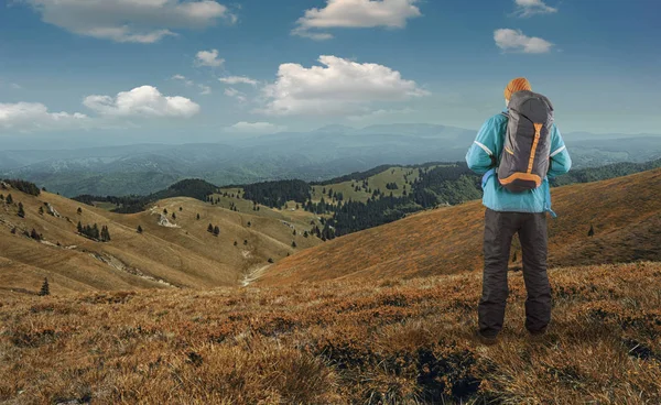 Hiker with backpack — Stock Photo, Image