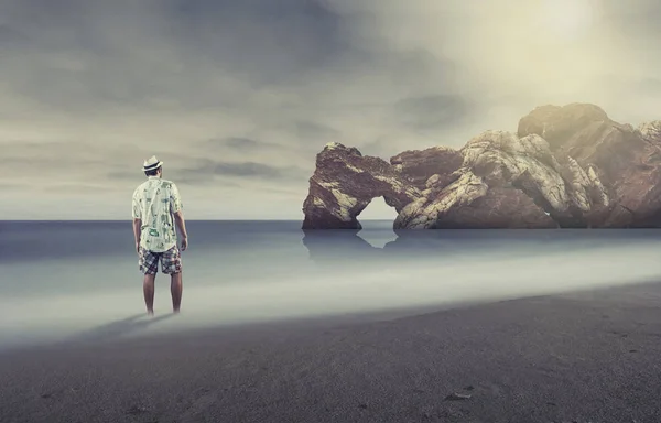 Jeune homme les pieds dans l'eau — Photo