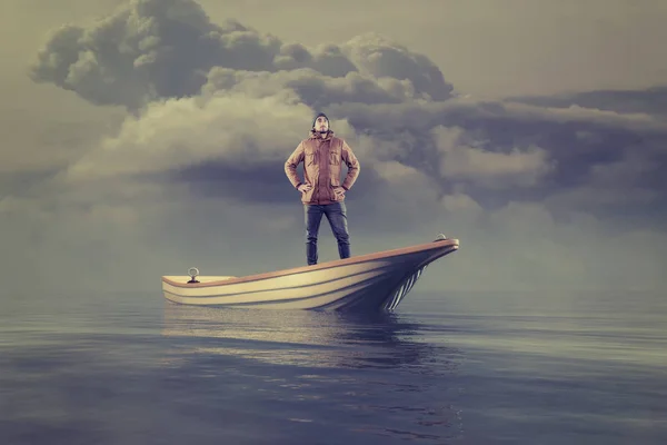 Jeune homme dans un bateau en mer — Photo