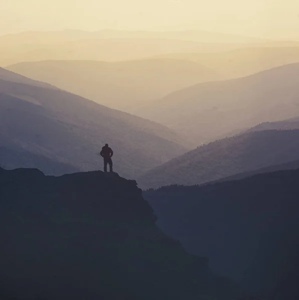 Hiker on the top of a mountain — Stock Photo, Image