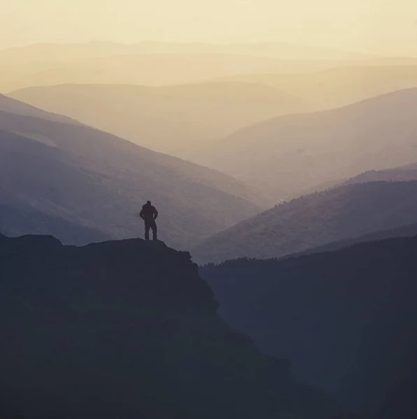 산 위에 등산객 — 스톡 사진