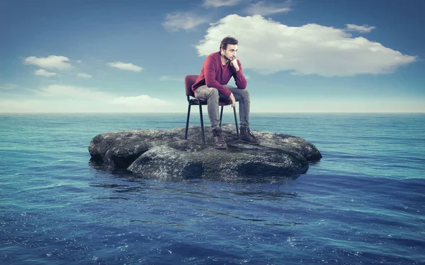 Jeune homme réfléchi sur une chaise — Photo