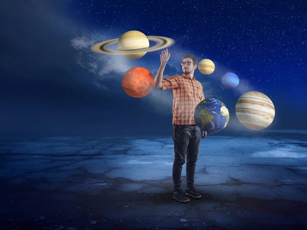 Молодий чоловік посеред сонячної системи — стокове фото