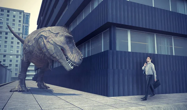 Homme d'affaires marchant en ville et un dinosaure — Photo