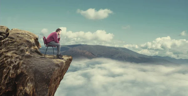 El hombre está en la cima de la montaña — Foto de Stock