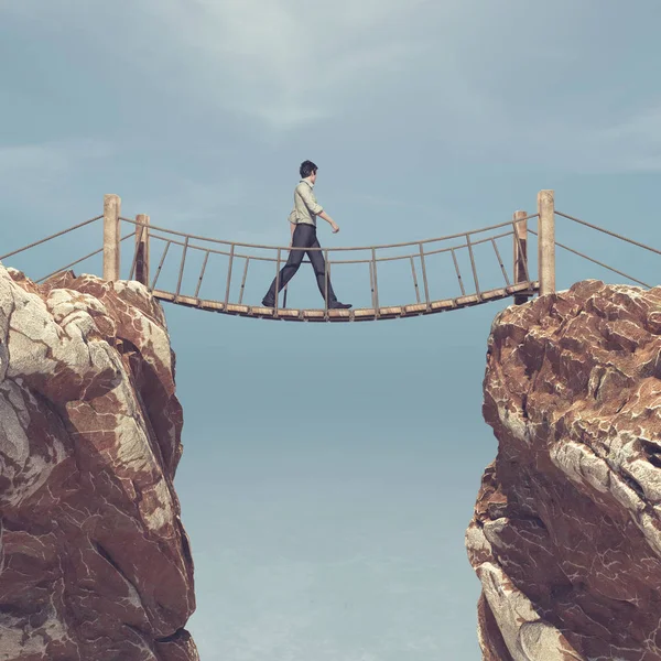 Homme corde passant sur un pont suspendu entre les montagnes . — Photo