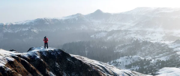 Viajero Con Una Mochila Cima Las Montañas Nieve Esta Una — Foto de Stock