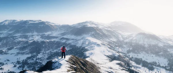 Viajero Con Una Mochila Cima Las Montañas Nieve Esta Una — Foto de Stock