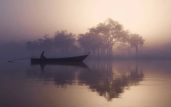 Homme Sur Bateau Dans Lac Brumeux Mystique Ceci Est Rendu — Photo