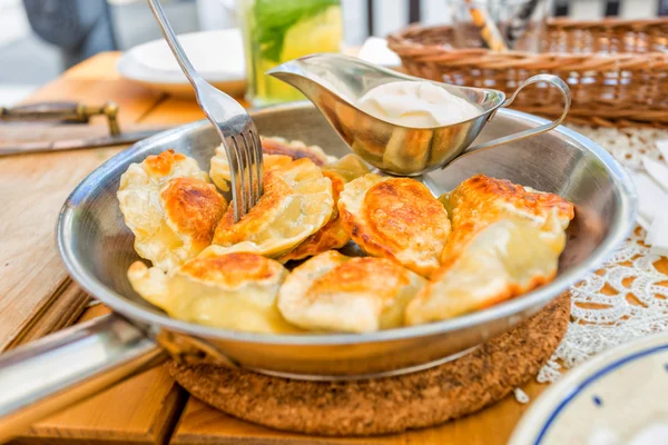 Domácí polského pierogis se zakysanou smetanou a petrželkou — Stock fotografie