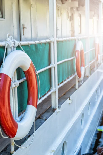 Boya salvavidas roja con cuerda en barco envejecido — Foto de Stock