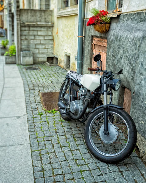 빈 거리에 벽으로 주차 실버 재건된 오토바이 — 스톡 사진