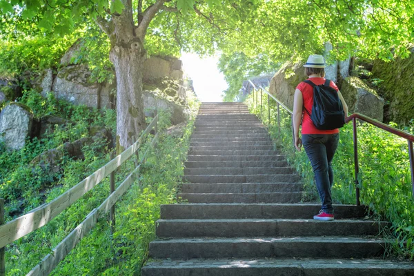 Piesze wycieczki kobieta kamiennych schodach na szczyt — Zdjęcie stockowe