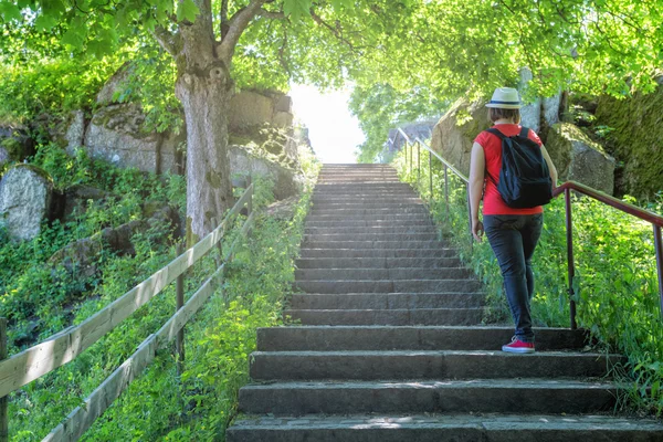 Randonnée femme monter les escaliers en pierre au sommet — Photo