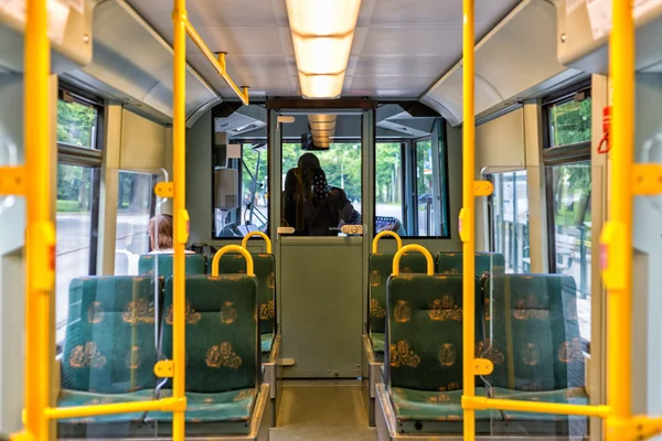 Intérieur du bus européen moderne vide — Photo