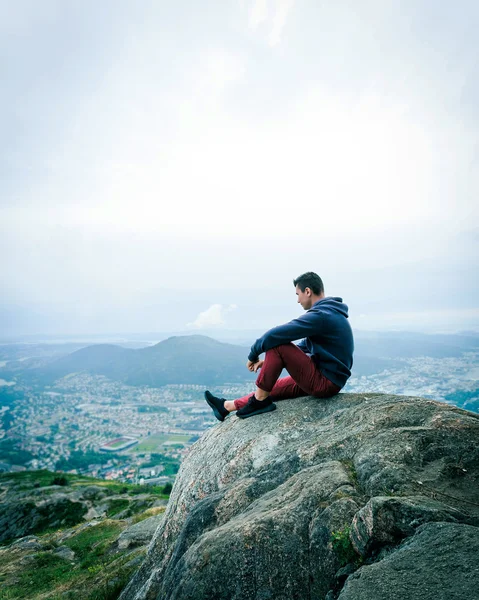 Homme Voyageur relaxant seul dans les montagnes Travel Lifestyle concept — Photo