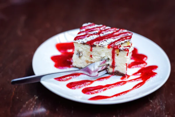 체리를 얹은 크림 치즈 케이크의 슬라이스 — 스톡 사진