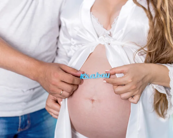 Les mains de la femme enceinte et son mari — Photo