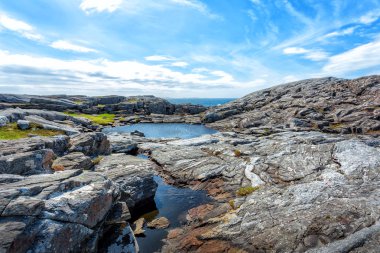 Bulutlu mavi gökyüzü denizin yüzeyinde