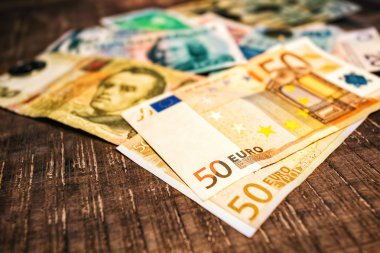 Farklı ülkelerden para: dolar, Euro, hryvnia