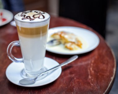 Kapuçino dilim vanilyalı kek ile kahve fincan