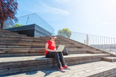 Park serbest olarak çalışan genç kadın