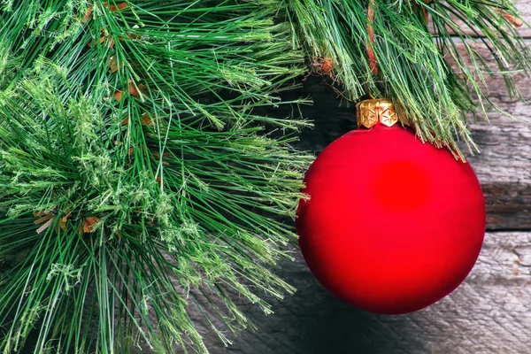 Fundo de Natal com bola vermelha — Fotografia de Stock