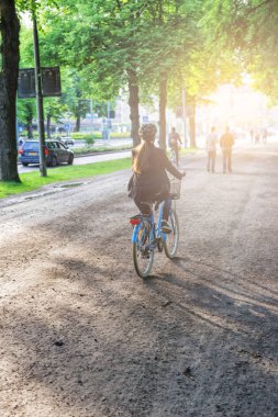Kız bisikletle bir bahar sabahı