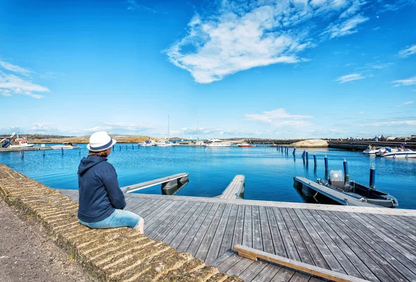 Chica en sombrero en vista a la orilla del mar en Noruega —  Fotos de Stock
