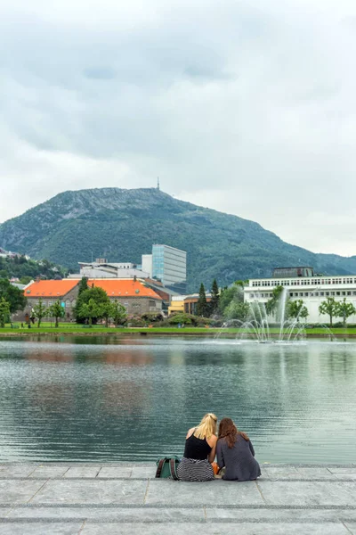 Mooie liefdevolle jong koppel. Zee en lucht. Achtergrond — Stockfoto