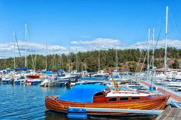 Noruega. Barco de madera hecho rápido al muelle . —  Fotos de Stock