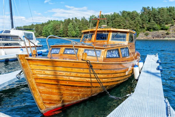 Νορβηγία. Ξύλινο σκάφος έκανε γρήγορα με την προβλήτα. — Φωτογραφία Αρχείου