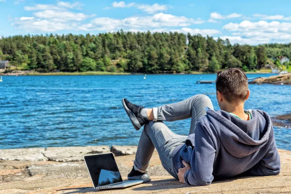 Man Adası'nın renkli plaj laptop ile