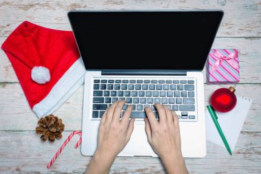 Dizüstü bilgisayarda çalışan erkek. Kopya alanı ile Üstten Görünüm