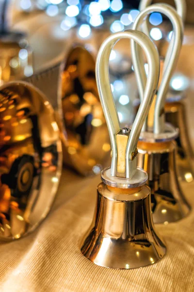 Konser sırasında masada altın handbells kümesi