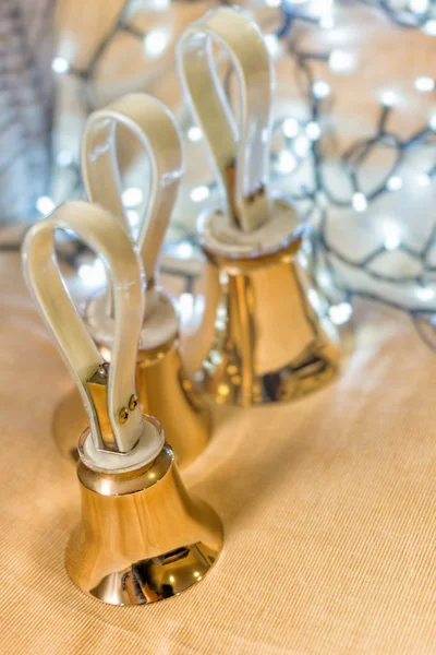 Sada zlatých handbells na stole během koncertu — Stock fotografie