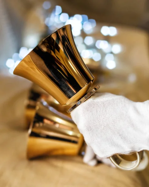 Close-up van meisje metalen bell in de hand houden — Stockfoto