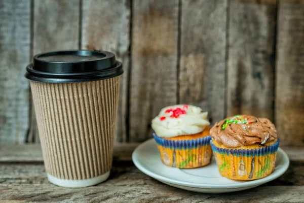 커피와 컵 케 잌은 나무 테이블에 소박한 스타일 — 스톡 사진