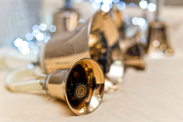 Conjunto de sinos de ouro na mesa durante o concerto — Fotografia de Stock