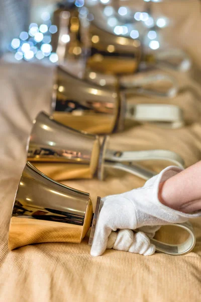 Nahaufnahme eines Mädchens mit Metallglocke in der Hand — Stockfoto