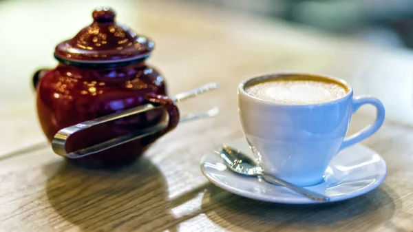 카푸치노 테이블에 설탕의 컵 — 스톡 사진