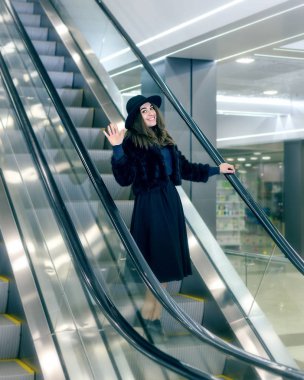 Büyük bir mağazadan bir yürüyen merdiven gurl