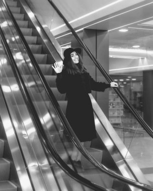 Büyük bir mağazadan bir yürüyen merdiven gurl