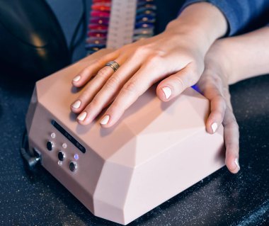 Güzellik salonunda manikür seti. Güzel kadın elleri