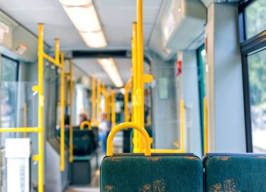 Boş modern Avrupa şehir otobüs iç