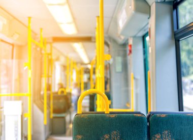 Boş modern Avrupa şehir otobüs iç