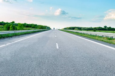 tarım alanları boş asfalt bir yolda sürüş