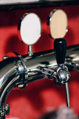 yarım litre bira çekerek barmen